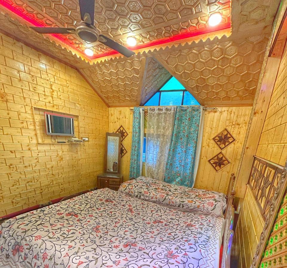 Exotic Young Shreen Houseboat Ξενοδοχείο Σριναγκάρ Εξωτερικό φωτογραφία